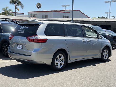 Used 2019 Toyota Sienna LE w/ Carpet Mat Package FWD image 3