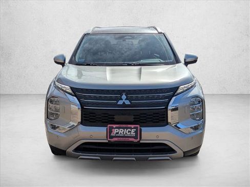 Used 2023 Mitsubishi Outlander SE image 2