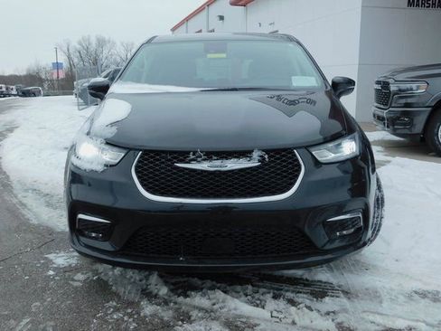 Used 2024 Chrysler Pacifica Limited image 3