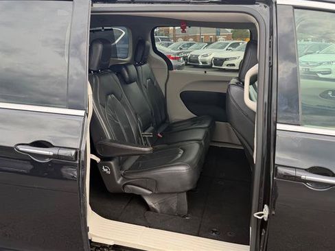 Used 2018 Chrysler Pacifica Touring-L FWD image 36