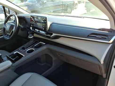 Certified 2024 Toyota Sienna XLE image 5