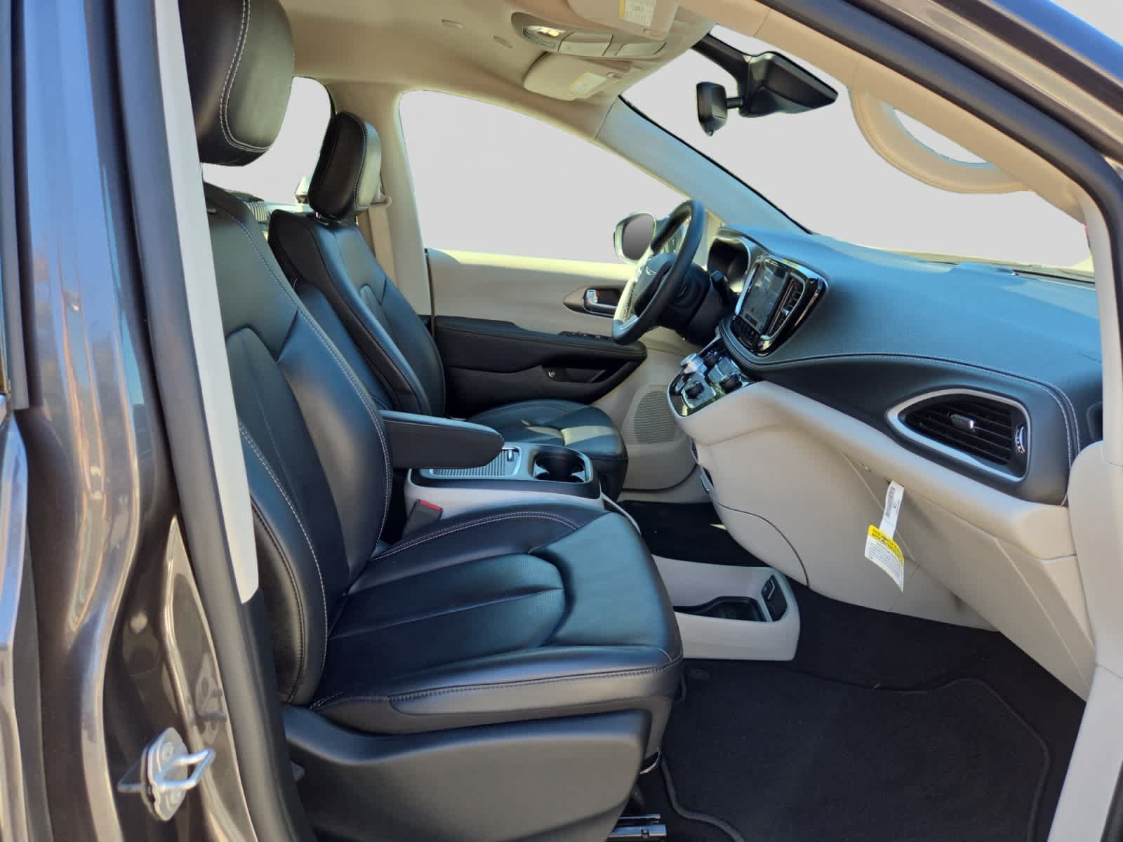 Used 2023 Chrysler Pacifica Touring-L FWD image 20