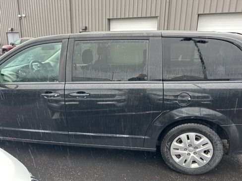 Used 2018 Dodge Grand Caravan SE w/ UConnect Hands-Free Group image 4