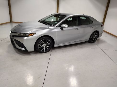 Used 2023 Toyota Camry SE image 4