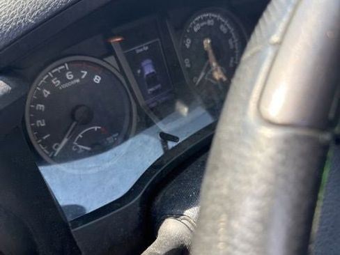 Used 2018 Toyota Tacoma TRD Sport image 19