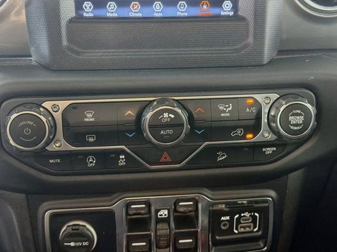 Used 2019 Jeep Wrangler Unlimited Sahara AWD/4WD image 22