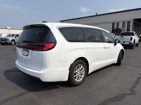 Used 2025 Chrysler Pacifica Select FWD image 9