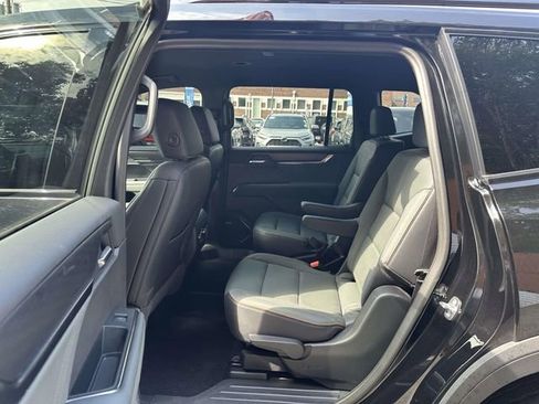 Used 2024 GMC Acadia AT4 w/ Luxury Package image 13