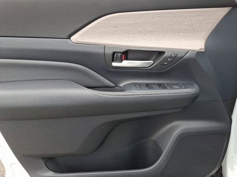 Used 2024 Toyota Grand Highlander XLE image 13