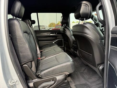 Used 2022 Jeep Wagoneer Series III AWD/4WD image 12