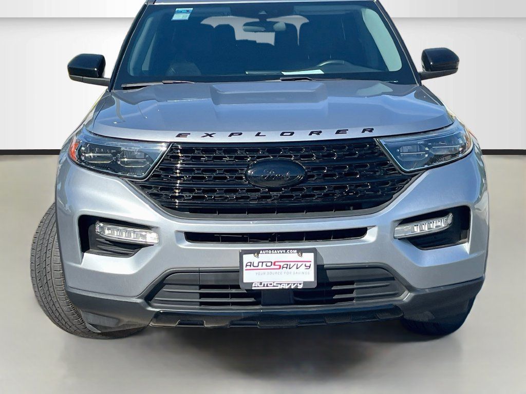 Used 2023 Ford Explorer XLT w/ Equipment Group 202A AWD/4WD image 2