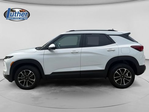 Used 2025 Chevrolet TrailBlazer LT AWD/4WD image 2
