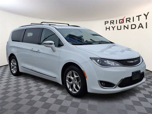 Used 2018 Chrysler Pacifica Limited image 3