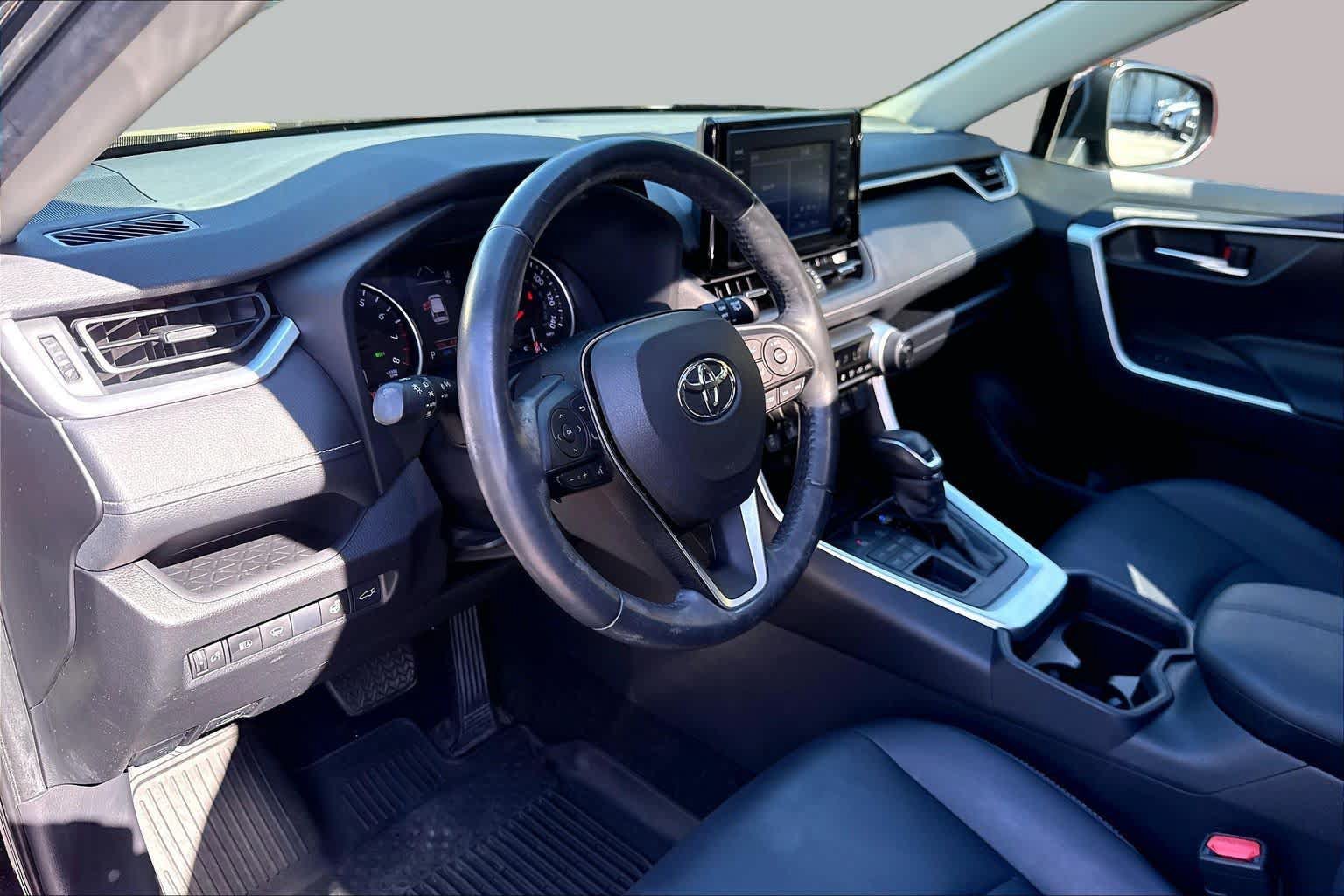 Used 2019 Toyota RAV4 XLE Premium w/ Cold Weather Package AWD/4WD image 18