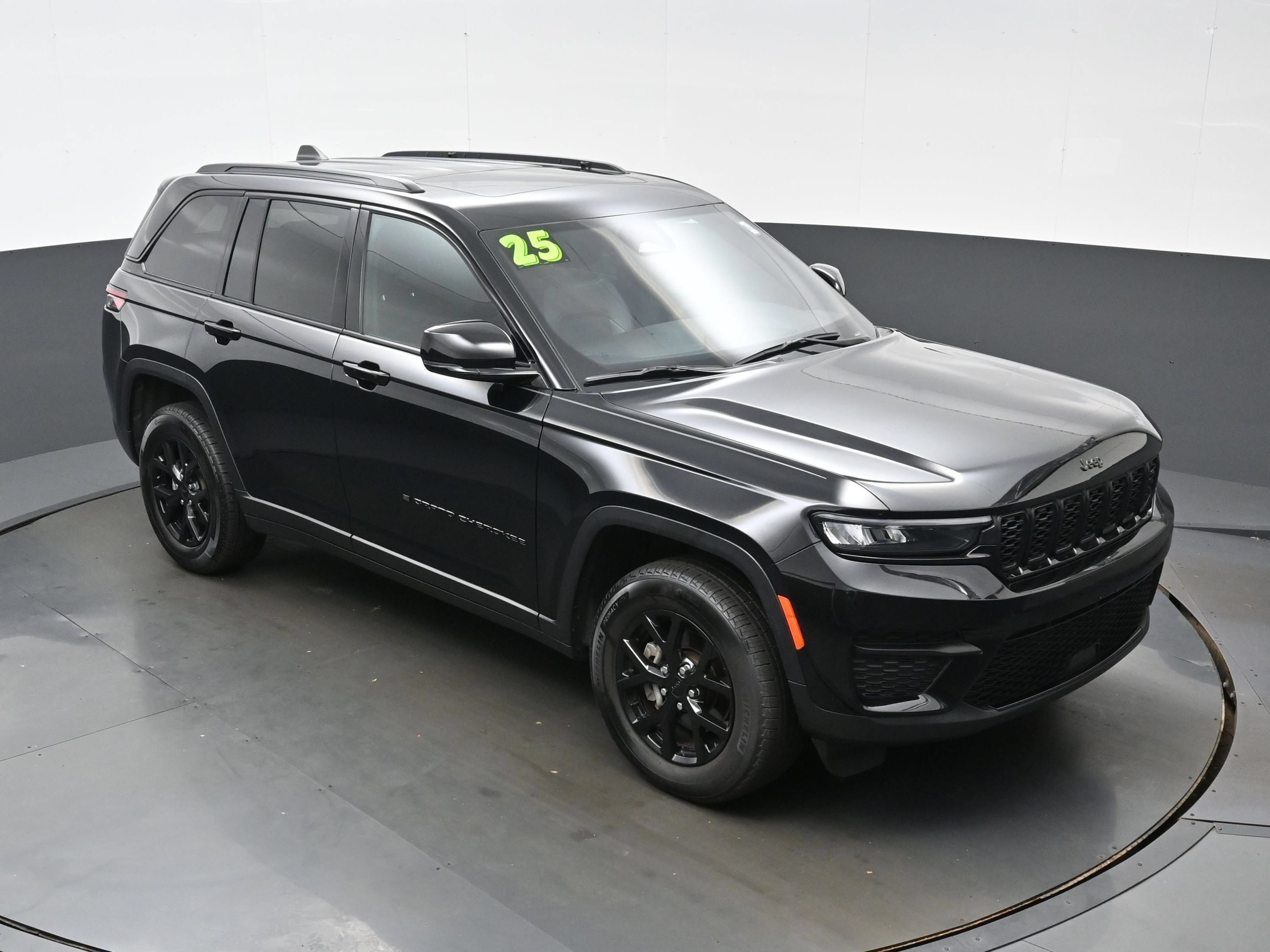 Used 2025 Jeep Grand Cherokee Altitude AWD/4WD image 39
