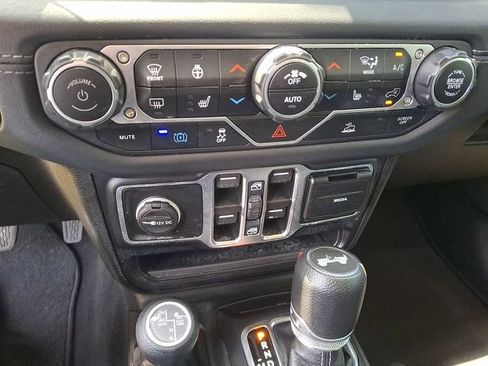 Used 2024 Jeep Wrangler Unlimited Sahara AWD/4WD image 15