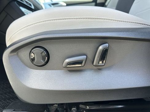 New 2026 Volkswagen Taos SE image 13