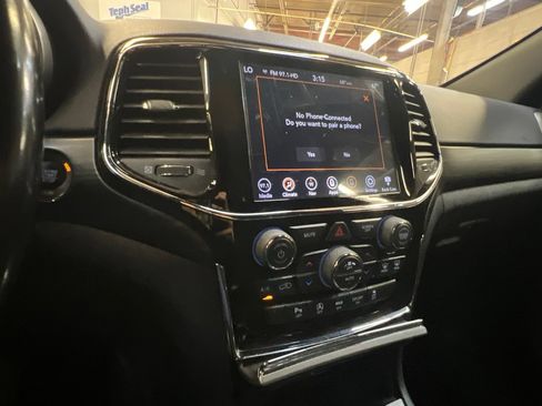 Used 2019 Jeep Grand Cherokee Laredo w/ 18" Wheel & 8.4" Radio Group RWD image 24