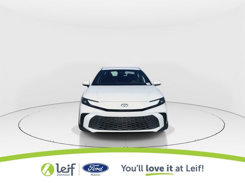 Used 2025 Toyota Camry SE image 3