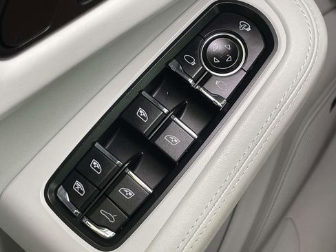 Used 2024 Porsche Macan image 38