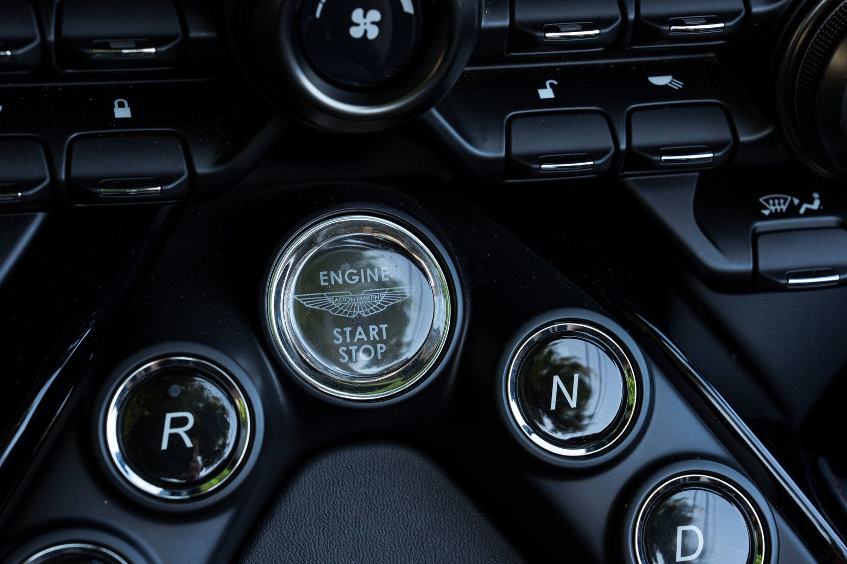 Used 2023 Aston Martin V8 Vantage Roadster RWD image 35