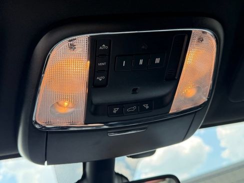 Used 2018 Jeep Grand Cherokee Altitude RWD image 28