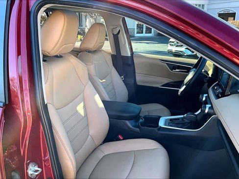 Used 2022 Toyota RAV4 XLE Premium image 8