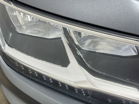 Used 2021 Volkswagen Tiguan SE image 36