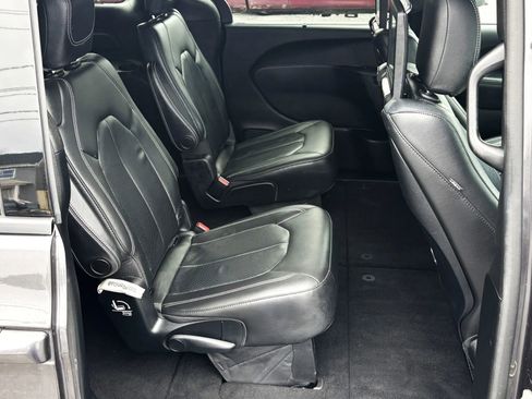 Used 2019 Chrysler Pacifica Touring-L Plus w/ S Appearance Package image 9