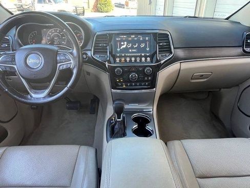 Used 2020 Jeep Grand Cherokee Overland AWD/4WD image 16