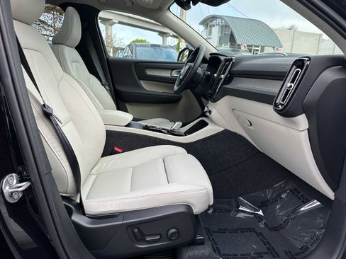 Used 2025 Volvo XC40 B5 Plus w/ Protection Package Premier image 10