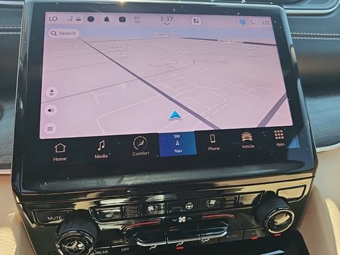 Certified 2025 Jeep Grand Cherokee Limited w/ Luxury Tech Group II AWD/4WD image 4
