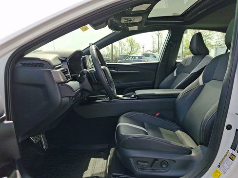 Used 2025 Toyota Camry SE w/ Convenience Package image 13