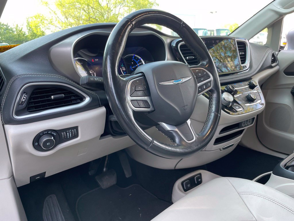 Used 2021 Chrysler Pacifica Touring-L FWD image 10