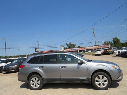 Used 2011 Subaru Outback 2.5i Premium w/ All-Weather Pkg AWD/4WD image 4
