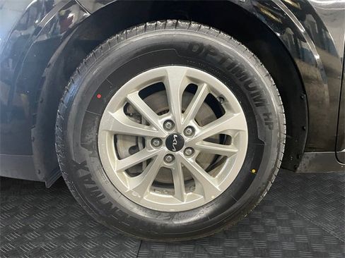 Used 2024 Kia Carnival LX image 14