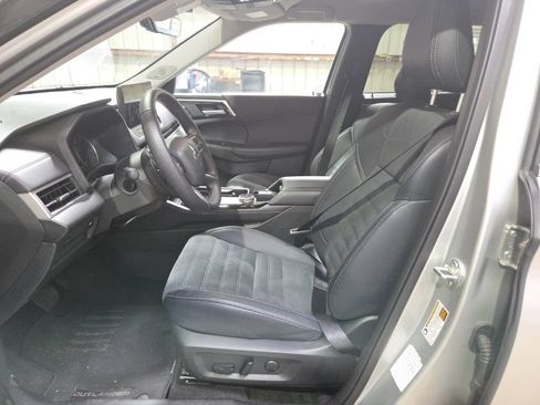 Used 2025 Mitsubishi Outlander SE AWD/4WD image 3