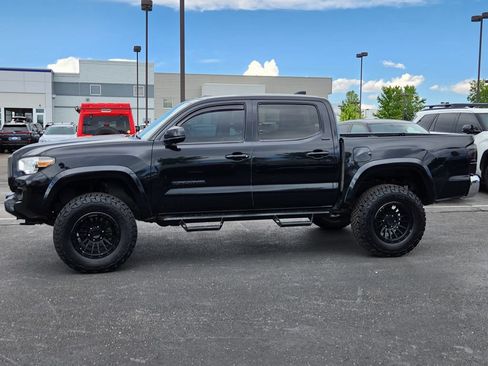 Used 2020 Toyota Tacoma SR5 AWD/4WD image 2