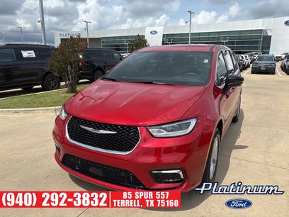 Used 2025 Chrysler Pacifica Select