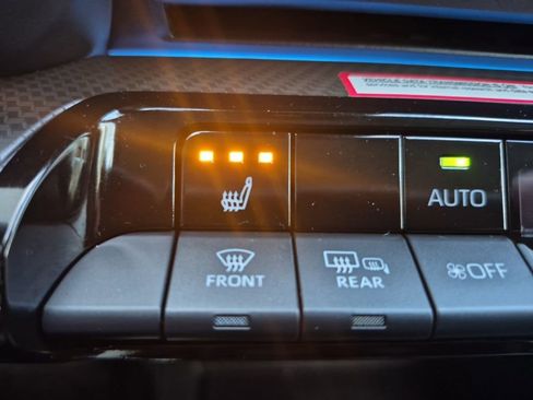 Used 2024 Toyota Prius XLE image 25