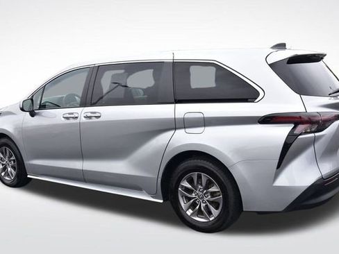 Certified 2024 Toyota Sienna XLE image 3