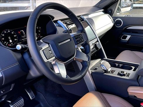 Used 2025 Land Rover Discovery Dynamic SE image 13