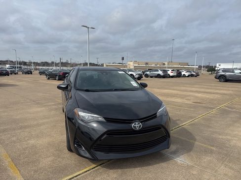 Used 2017 Toyota Corolla LE image 2