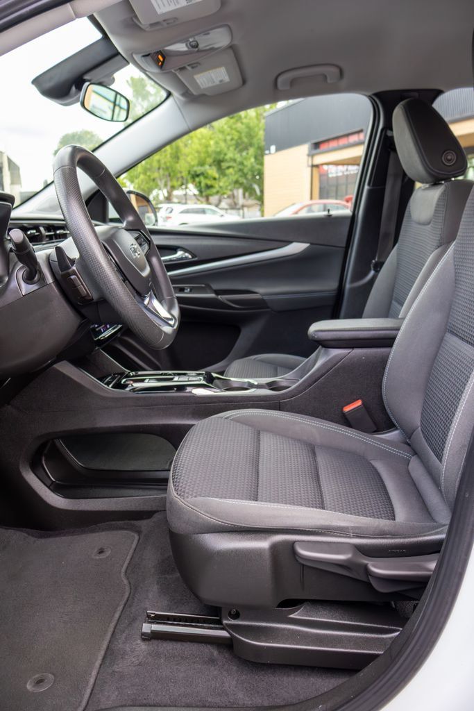 Used 2023 Chevrolet Bolt EUV LT FWD image 15