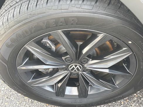 Used 2023 Volkswagen Tiguan SE w/ Panoramic Sunroof Package FWD image 8