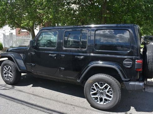 Used 2025 Jeep Wrangler Unlimited Sahara AWD/4WD image 5