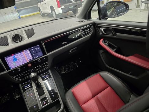 Used 2023 Porsche Macan image 36