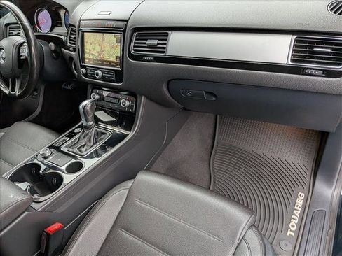 Used 2017 Volkswagen Touareg Sport image 22
