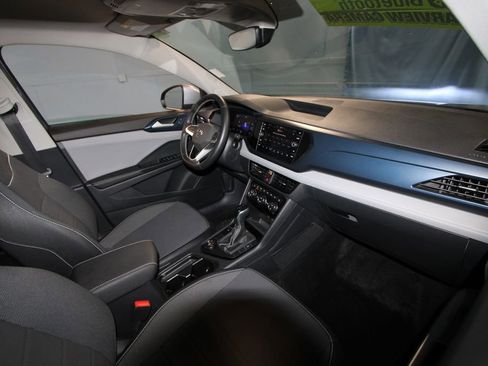 Used 2024 Volkswagen Taos SE image 19