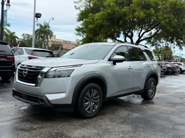 Used 2025 Nissan Pathfinder SV FWD image 1